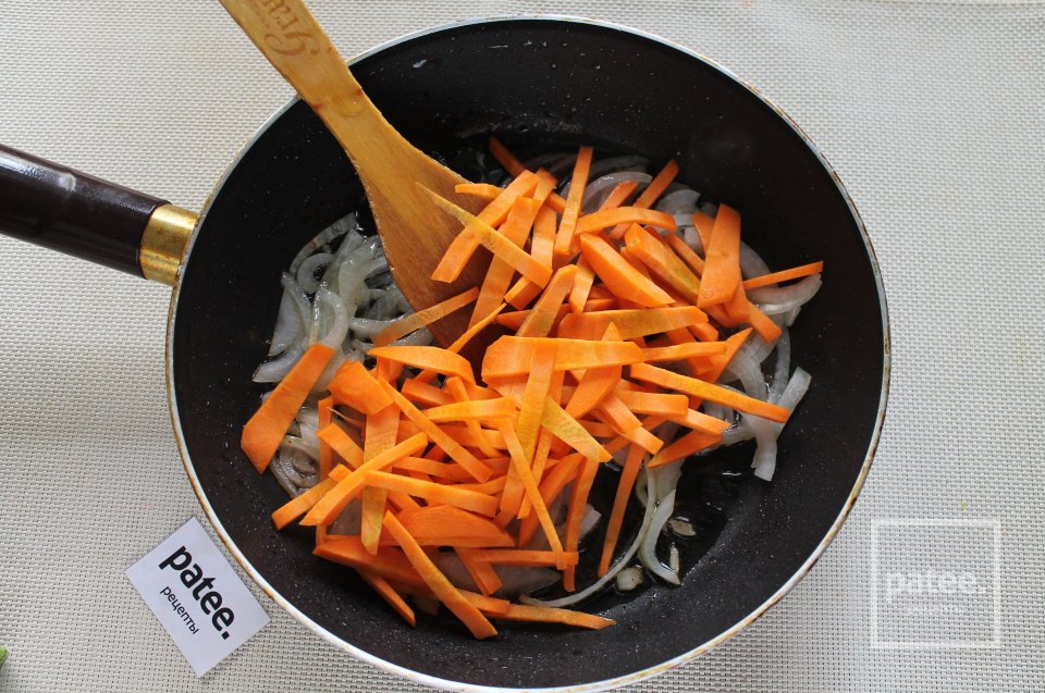 Пилав с белыми грибами и свининой на сковороде - Шаг 7