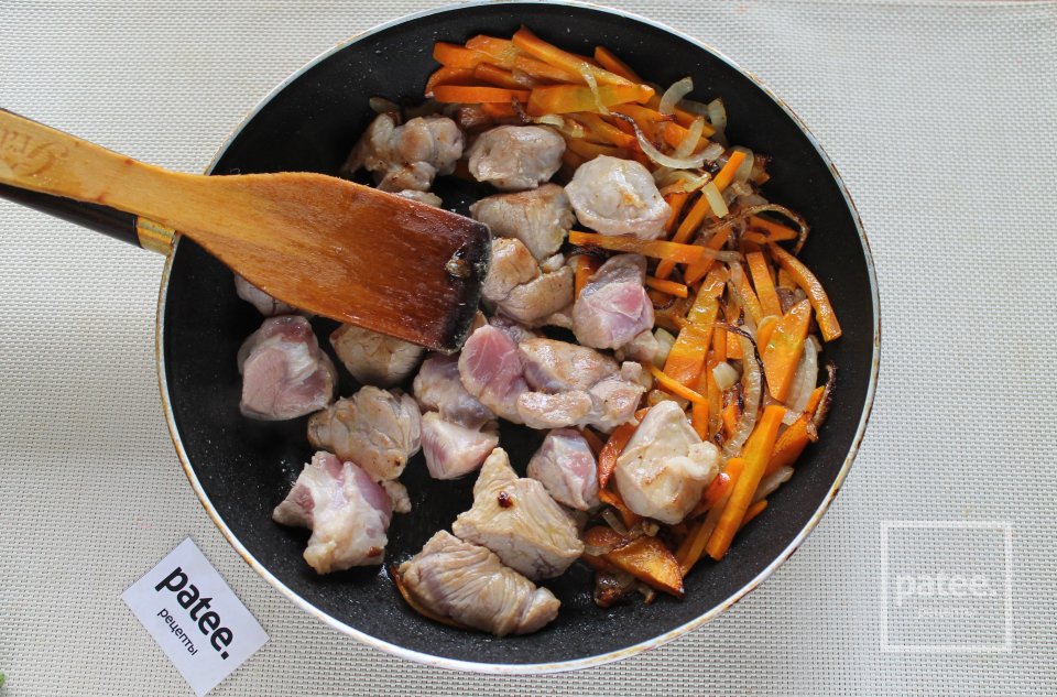 Пилав с белыми грибами и свининой на сковороде - Шаг 8