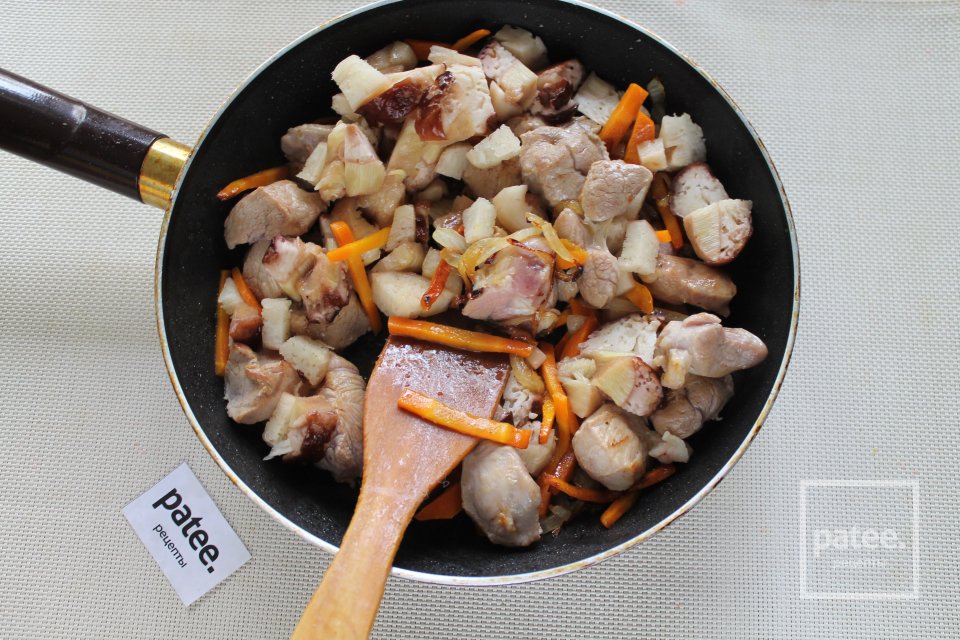 Пилав с белыми грибами и свининой на сковороде - Шаг 9