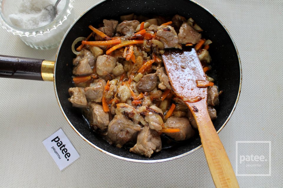 Пилав с белыми грибами и свининой на сковороде - Шаг 12