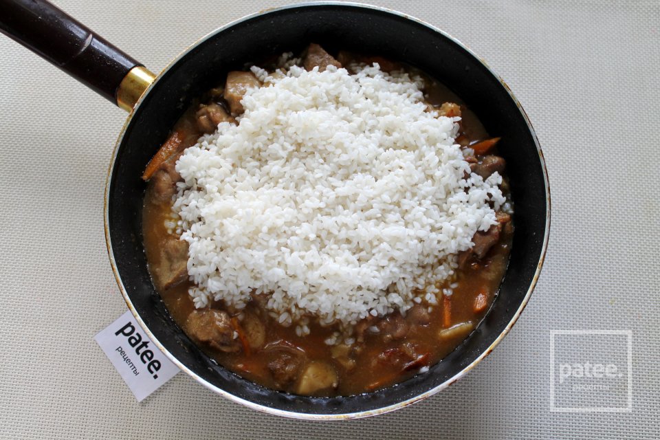 Пилав с белыми грибами и свининой на сковороде - Шаг 13