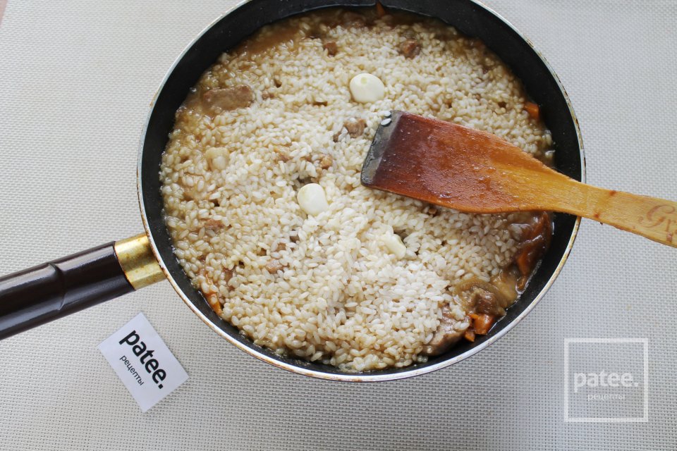 Пилав с белыми грибами и свининой на сковороде - Шаг 14