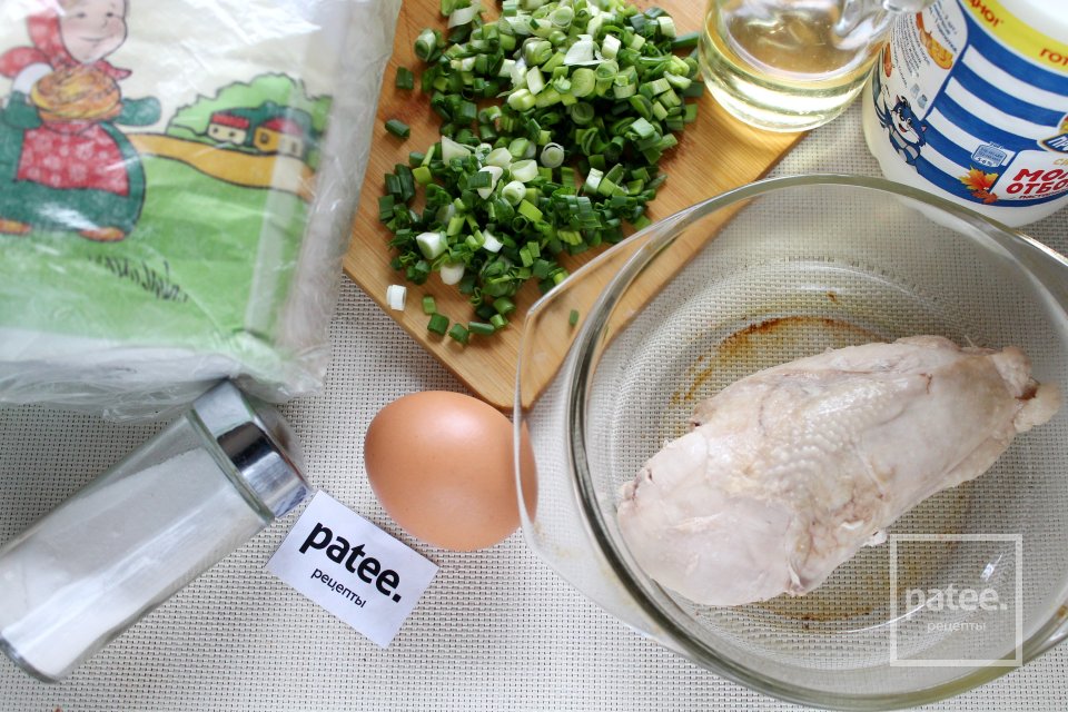 Блины, фаршированные курицей и зелёным луком - Шаг 1