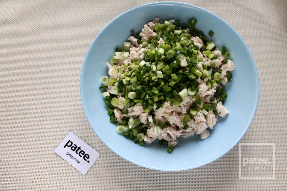 Блины, фаршированные курицей и зелёным луком - Шаг 4