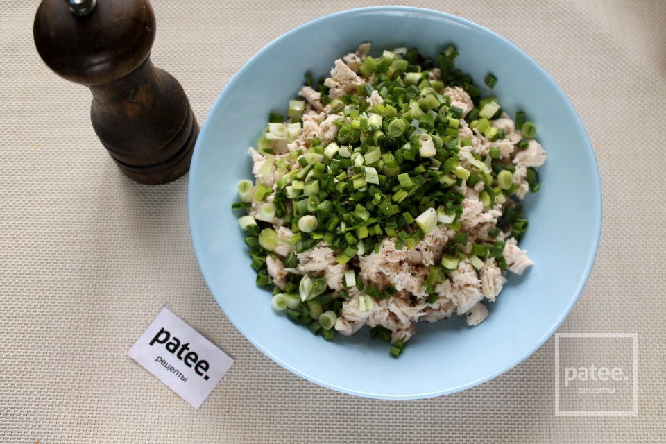 Блины, фаршированные курицей и зелёным луком - Шаг 5