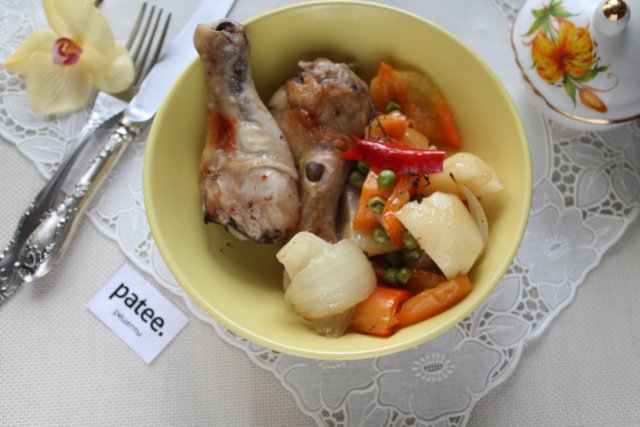 Жаркое из куриных голеней в духовке с овощами и айвой