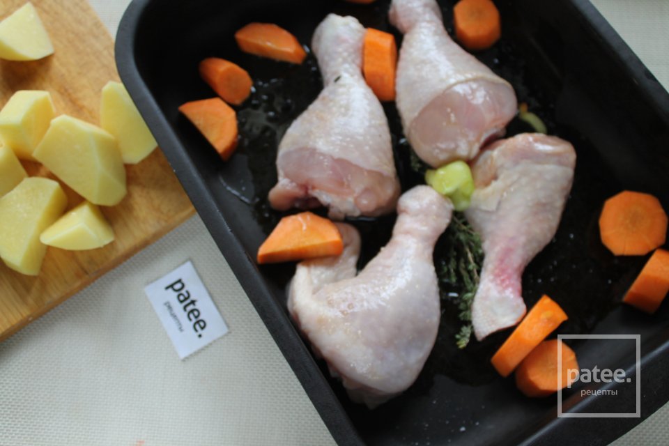 Жаркое из куриных голеней в духовке с овощами и айвой - Шаг 6