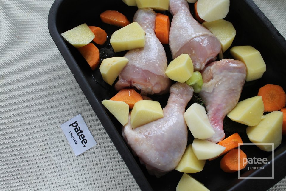 Жаркое из куриных голеней в духовке с овощами и айвой - Шаг 7