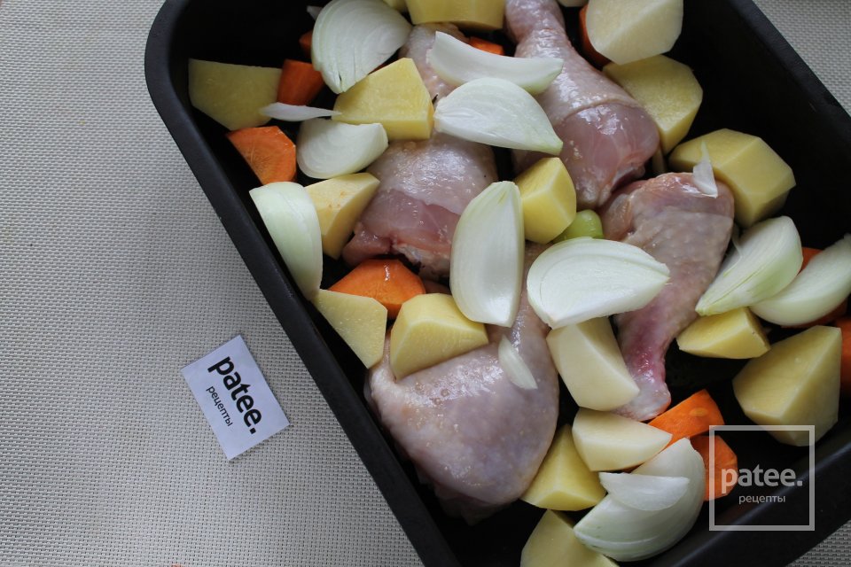 Жаркое из куриных голеней в духовке с овощами и айвой - Шаг 8