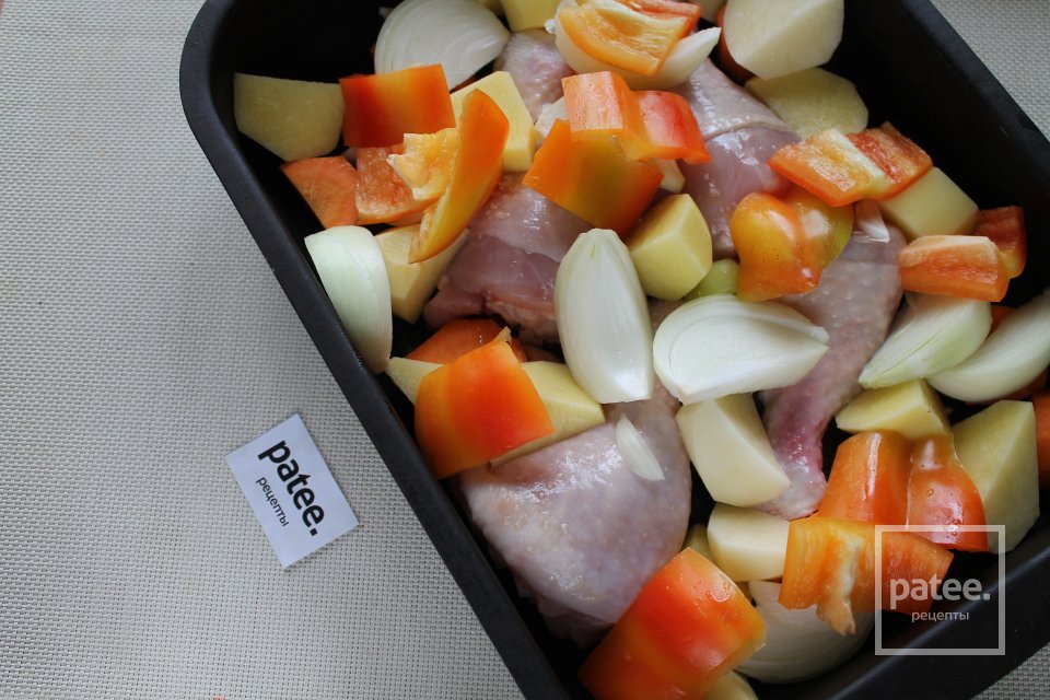 Жаркое из куриных голеней в духовке с овощами и айвой - Шаг 9