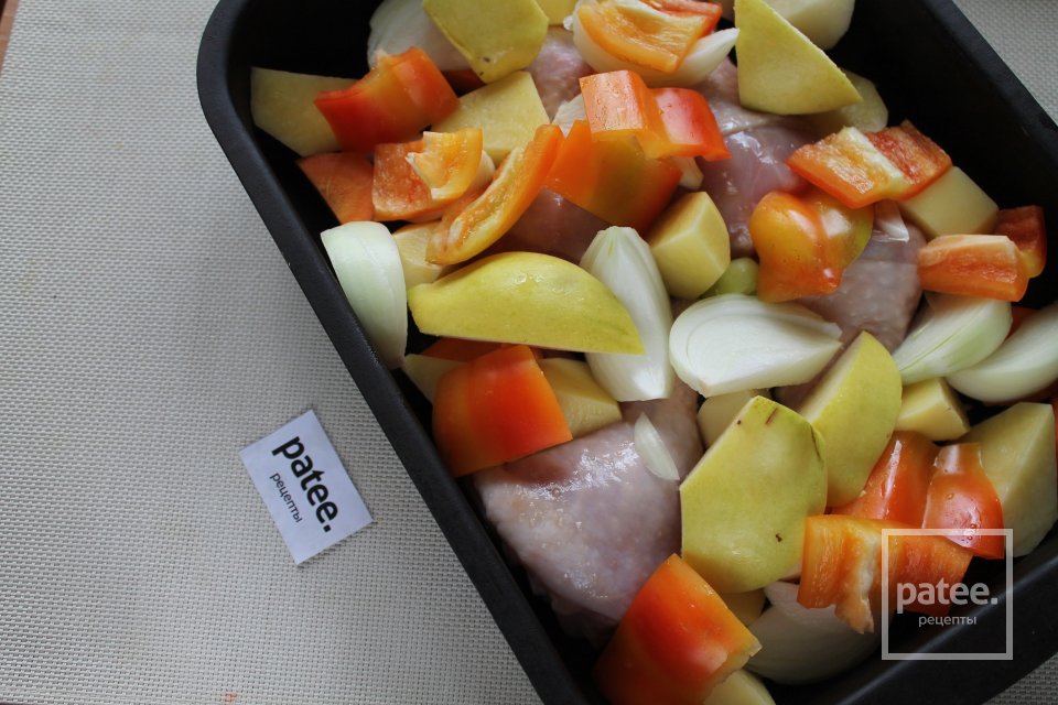 Жаркое из куриных голеней в духовке с овощами и айвой - Шаг 10