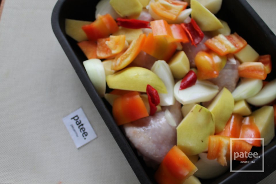 Жаркое из куриных голеней в духовке с овощами и айвой - Шаг 11