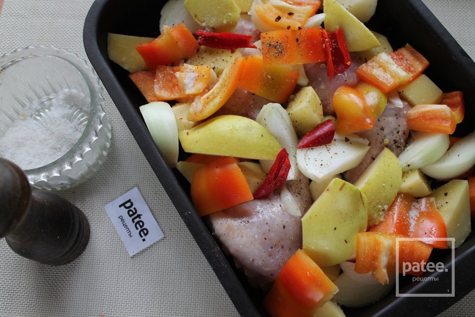 Жаркое из куриных голеней в духовке с овощами и айвой - Шаг 12