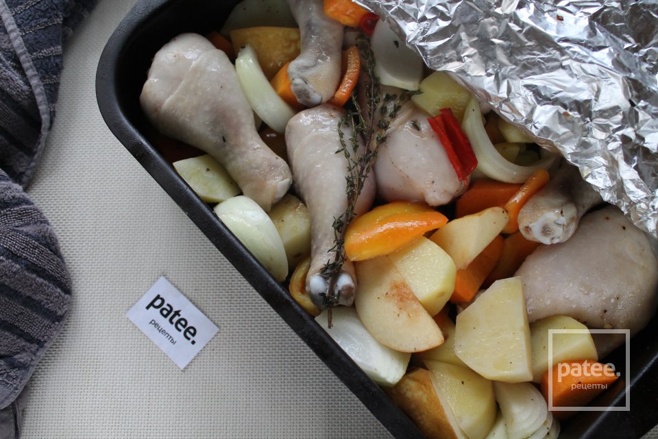 Жаркое из куриных голеней в духовке с овощами и айвой - Шаг 13