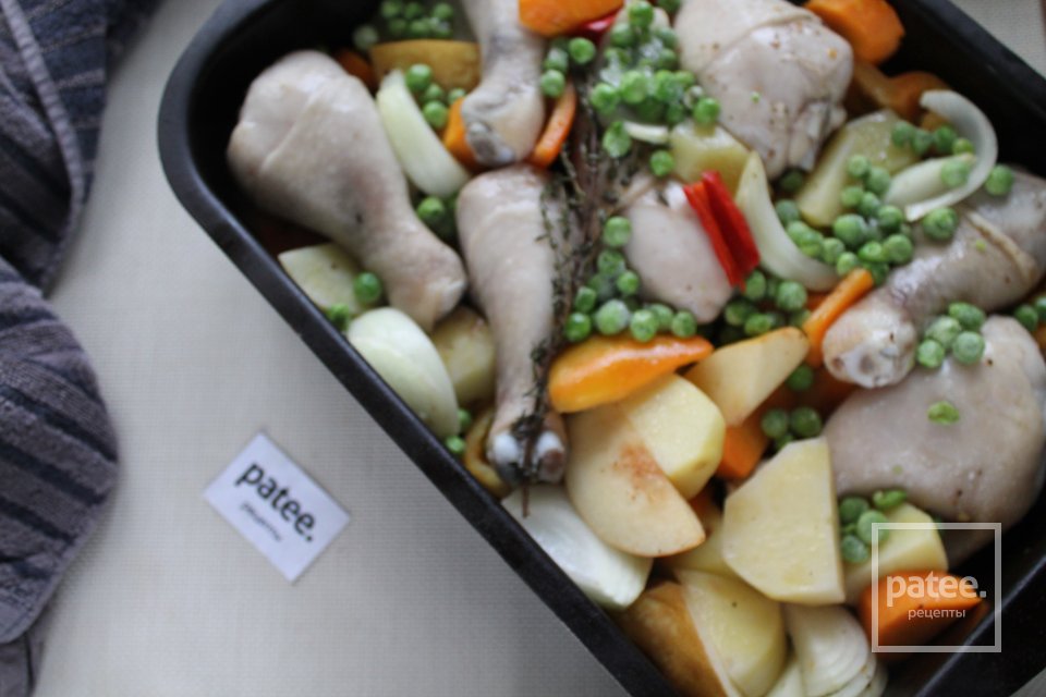 Жаркое из куриных голеней в духовке с овощами и айвой - Шаг 14