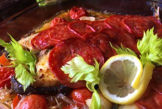 Стейк зубатки с чоризо.