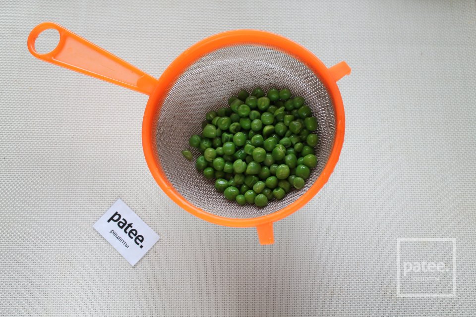 Оливье с говядиной и замороженным зелёным горошком - Шаг 3