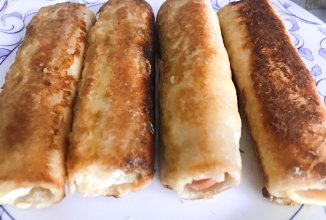 Утренние рулетики с сыром и сосисками
