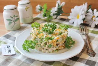 Салат с куриным мясом и овощами