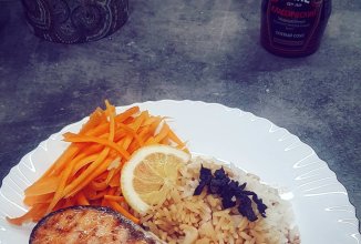 Семга-гриль с рисом и салатом