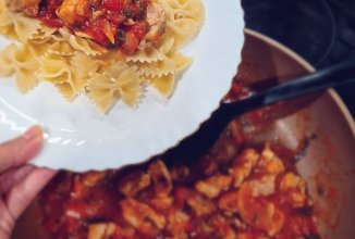 Курица, тушеная с луком и помидорами