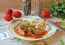 Гуляш из свинины с помидорами