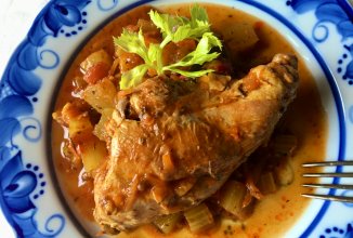 Кролик в томатном соке с овощами.