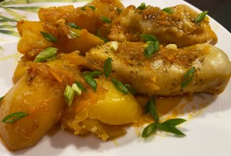 Мясо в тесте на овощах