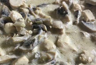 Курица с грибами в сливках.