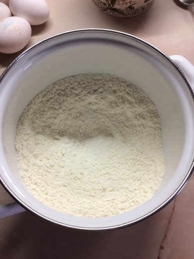 Оладьи на кефире - Шаг 1