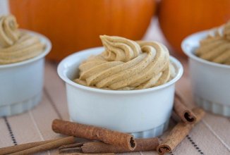 Тыквенный мусс с белком и мускатным орехом.