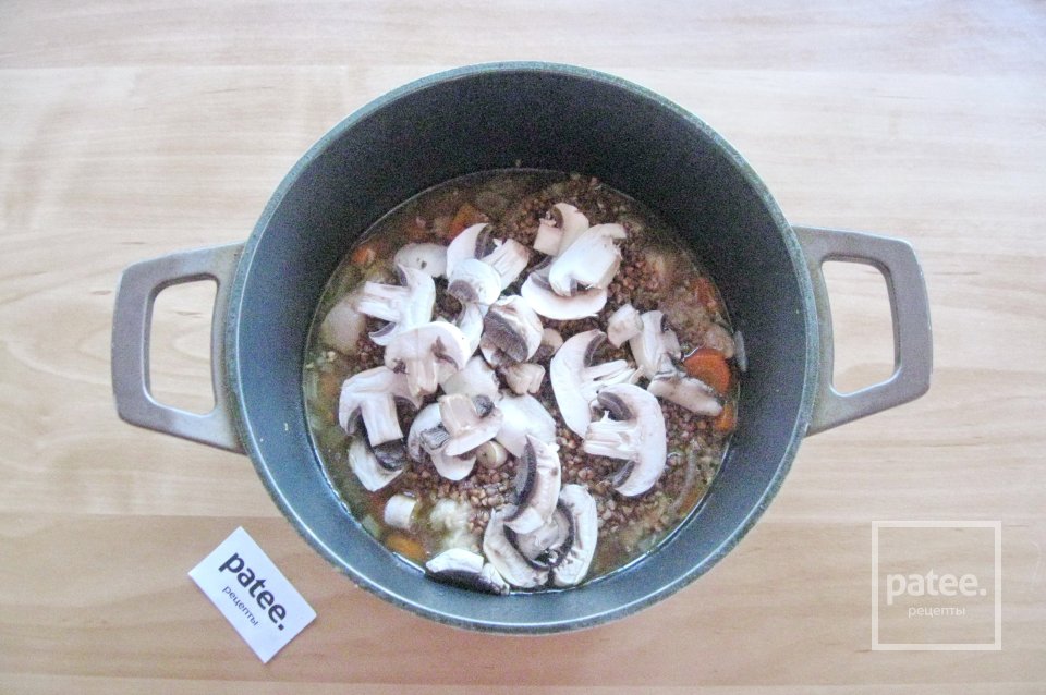 Свиная грудинка с гречкой и грибами - Шаг 8