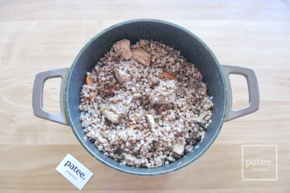 Свиная грудинка с гречкой и грибами - Шаг 9