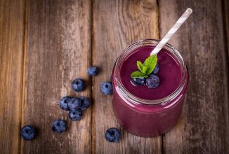 Смузи Черника + банан + лимон + сельдерей.