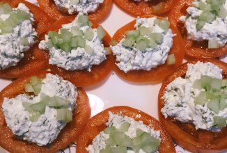 Помидоры с творогом и чесночком