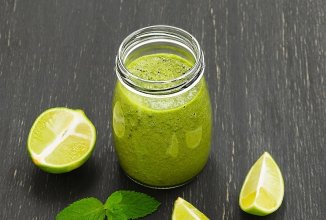 Смузи Сельдерей + шпинат + лайм + банан.