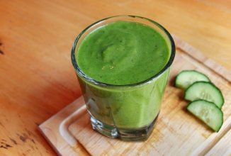 Смузи Огурец + салатные листья + лимон + мед.