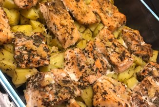 Красная рыба, запечённая с картофелем.