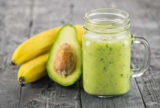 Смузи Авокадо + банан + апельсин + зелень + лимон.