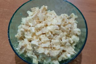 Салат с кальмарами и яйцами