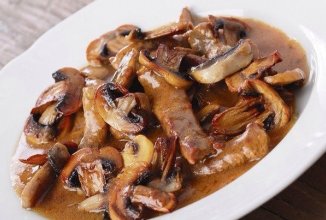 Нежная говядина с соусом и грибами