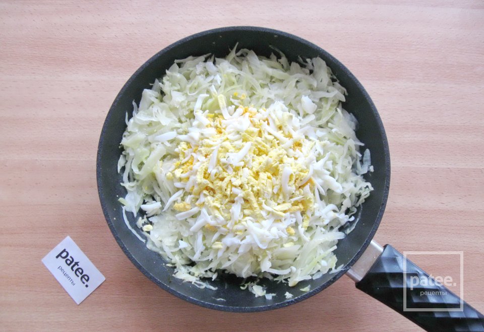 Пирожки с капустой и яйцом в духовке - Шаг 10