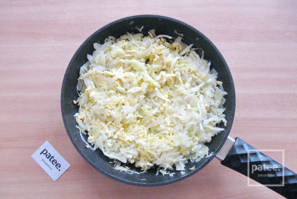 Пирожки с капустой и яйцом в духовке - Шаг 11