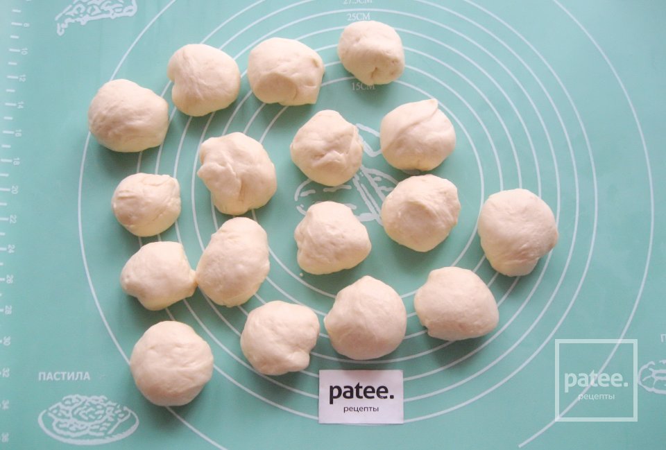 Пирожки с капустой и яйцом в духовке - Шаг 12