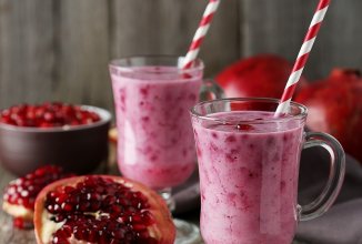 Смузи Черника + гранат + яблоко + огурец + шпинат.