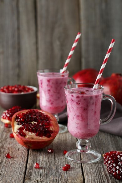 Смузи Черника + гранат + яблоко + огурец + шпинат.