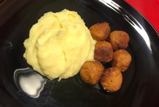 Пюре с тефтелями.