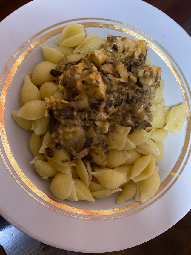 Макароны с курицей и вешенками