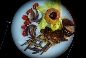 Утка с полынью, яблоки с брусникой