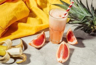 Смузи Апельсин + грейпфрут + лимон + зеленый чай + банан + мед.